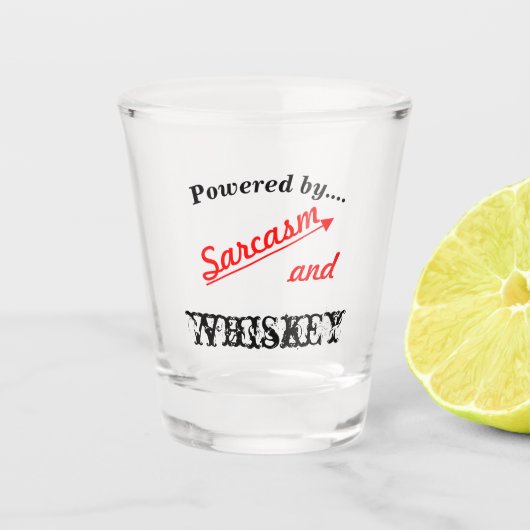 Powered by Sarcasm and Whiskey Novelty Schnapsglas (Vorderseite)