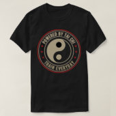 Powered by Tai Chi Qi Gong topyangpresentdojow T-Shirt (Design vorne)