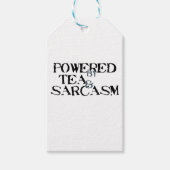Powered by Tea & Sarcasm Geschenkanhänger (Vorderseite)