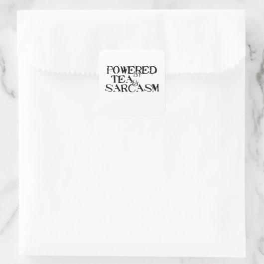 Powered by Tea & Sarcasm Quadratischer Aufkleber (Tasche)