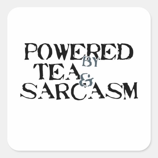 Powered by Tea & Sarcasm Quadratischer Aufkleber (Vorderseite)