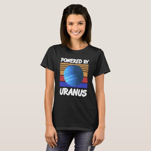 Powered By URANUS Retro Solar System Planet Design T-Shirt (Vorne ganz)