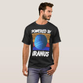 Powered By URANUS Retro Solar System Planet Design T-Shirt (Vorne ganz)