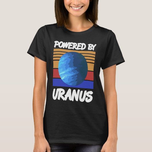Powered By URANUS Retro Solar System Planet Design T-Shirt (Vorderseite)