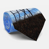 Powerlinien im blauen Himmel Krawatte (Gerollt)