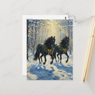 Prächtige schwarze Pferde mit Kränzen im Winterwal Postkarte