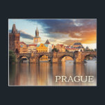 Prag, Tschechische Republik Postkarte<br><div class="desc">Der Sonnenuntergang schafft auf dieser Prager Postkarte ein atemberaubendes Glühen über den Moldau und die Karlsbrücke.</div>