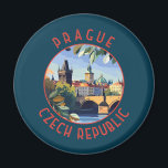 Prag Tschechische Republik Retro Distressed Circle Magnet<br><div class="desc">Prager Retrovektor-Reisedesign. Prag,  die Stadt der Hauptstadt der Tschechischen Republik,  wird von der Moldau geteilt. Es heißt "die Stadt der hundert Brüder",  es ist bekannt für seinen Altstädter Ring.</div>