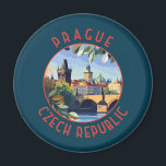 Prag Tschechische Republik Retro Distressed Circle Magnet<br><div class="desc">Prager Retrovektor-Reisedesign. Prag,  die Stadt der Hauptstadt der Tschechischen Republik,  wird von der Moldau geteilt. Es heißt "die Stadt der hundert Brüder",  es ist bekannt für seinen Altstädter Ring.</div>