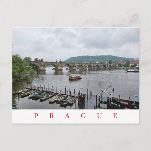Prager Karlsbrücke und Aussicht auf Boote Postkarte (Vorderseite)