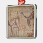 Prähistorische Felsgemälde mit Kamelen und Ornament Aus Metall (Links)