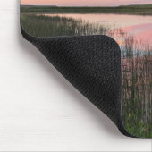 Prairie-Teich spiegelt brillante Sonnenaufgangswol Mousepad (Ecke)