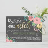 Praktik macht perfekte Chalkboard Probe Dinner Einladung (Stehend Vorderseite)