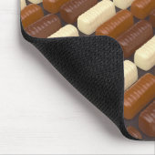 Pralinen aus dunklem, weißem und Milchschokolade Mousepad (Ecke)