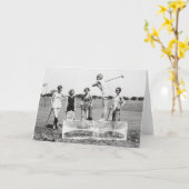 Prallplatten-Mädchen, die Golf, 1926 spielen Karte (Gelbe Blume)