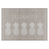 Präppy White Pineapes auf Beige Personalisiert Schneidebrett (Vorderseite)