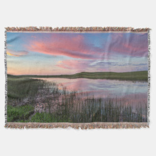 Prärie-Teich spiegelt Wolken eines brillanten Sonn Decke
