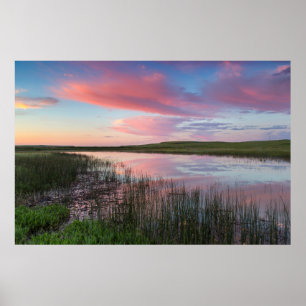 Prärie-Teich spiegelt Wolken eines brillanten Sonn Poster