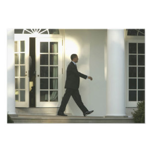 Präsident Barack in tiefen Gedanken während er geh Fotodruck