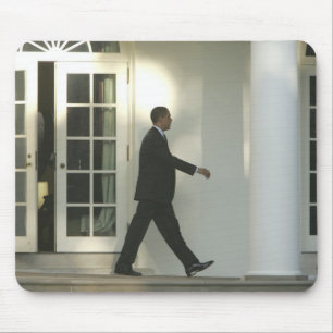 Präsident Barack in tiefen Gedanken während er geh Mousepad