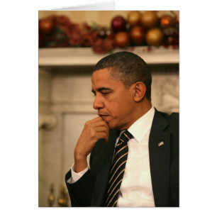 Präsident Barack Obama denkt nach, während er zusa