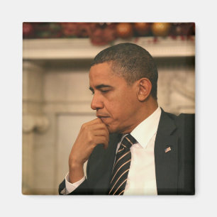 Präsident Barack Obama denkt nach, während er zusa Magnet