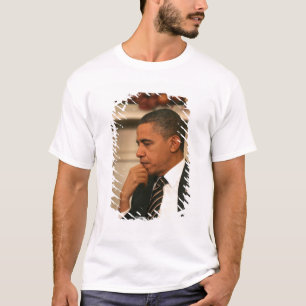 Präsident Barack Obama denkt nach, während er zusa T-Shirt