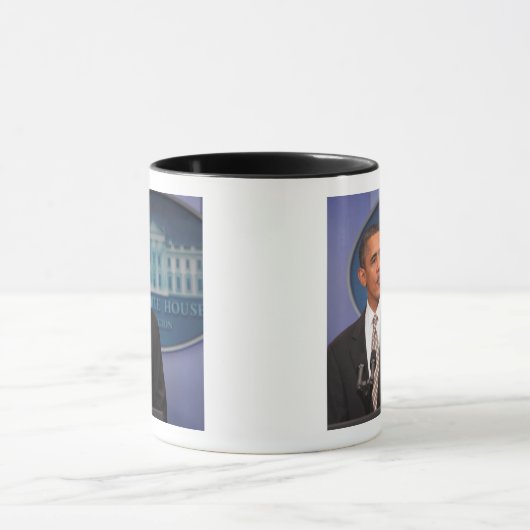 Präsident Barack Obama macht eine Mitteilung Tasse (Zentrum)