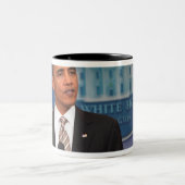 Präsident Barack Obama macht eine Mitteilung Zweifarbige Tasse (Mittel)