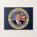 Präsident Donald Trump 2020 Behalte Amerika groß Puzzle<br><div class="desc">Elegantes und stilvolles runder Siegel-Design mit einem Foto von Präsident Donald Trump, der mit einem Sternengrenzchen lächelt. Text rund um den Umfang liest Präsident Donald J. Trump, Behalt America Great! mit dem Jahr 2020. Patriotische amerikanische Flagge im Hintergrund, dieses Produkt ist ein ideales Weihnachtsgeschenk für einen Trump-Unterstützer Ehemann, Freund, Vater,...</div>