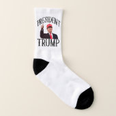 Präsident Donald Trump greift oben ab Socken (Rechts - Außen)