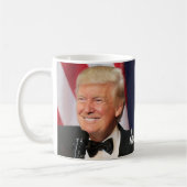 Präsident Donald Trump mit seiner Unterschrift Kaffeetasse (Links)