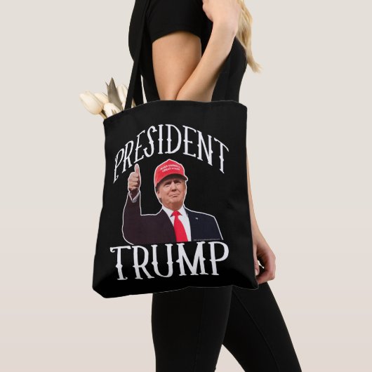 Präsident Donald Trump Red Hat stumbs Tasche (Von Nahem)