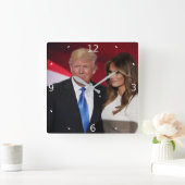 PRÄSIDENT DONALD TRUMP UND MELANIEN QUADRATISCHE WANDUHR (Zuhause)