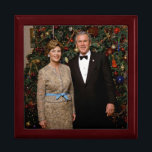 Präsident George Bush, Laura Christmas White House Erinnerungskiste<br><div class="desc">George & Laura Bush Weihnachts Weißes Haus Portrait. George W. Bush, Amerikas 43. Präsident (2001-2009), wurde im Gefolge der im Flugzeug Terroranschläge vom 11. September 2001 zu einem Kriegspräsidenten umgestaltet, der sich der "besten Herausforderung eines Präsidenten seit Abraham Lincoln gegenübersah." — Die im Flugzeug Terroranschläge auf das World Trade Center,...</div>