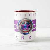 Präsident Harris-Walz Pink Wing Medallion Tasse (Zentrum)