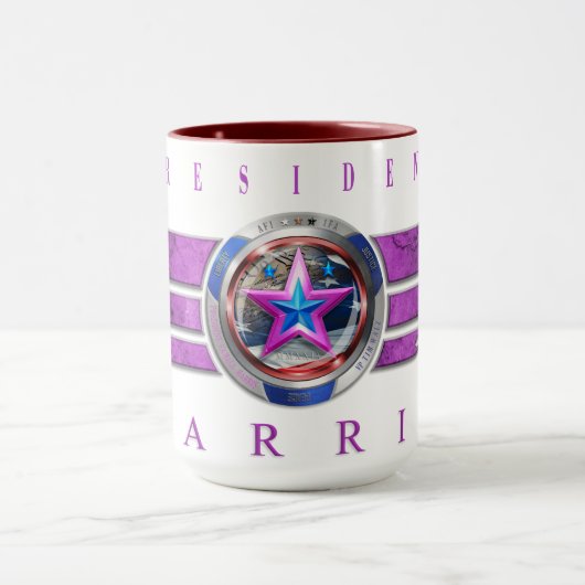 Präsident Harris-Walz Pink Wing Medallion Tasse (Zentrum)