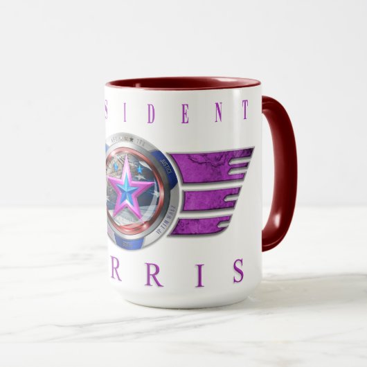 Präsident Harris-Walz Pink Wing Medallion Tasse (VorderseiteRechts)