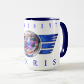 Präsident Harris-Walz Wing Medallion Tasse (VorderseiteRechts)