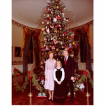 Präsident James Jimmy Carter White House Fotoskulptur Ornament<br><div class="desc">Weihnachten im Weißen Haus der Familie James Earl Jimmy Carter Jr. Jimmy Carter war von 1977 bis 1981 der 39. Präsident der Vereinigten Staaten. 2002 erhielt er den Friedensnobelpreis für die Arbeit, friedliche Lösungen für internationale Konflikte zu finden, Demokratie und Menschenrechte zu fördern und die wirtschaftliche und soziale Entwicklung zu...</div>