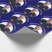 Präsident Joe Biden Portrait auf Blue Geschenkpapier (Ecke)