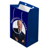 Präsident Joe Biden Portrait auf Blue Mittlere Geschenktüte (Vorderseite Schrägansicht)
