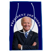 Präsident Joe Biden Portrait auf Blue Mittlere Geschenktüte (Vorderseite)