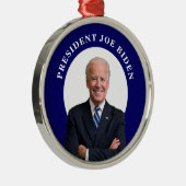 Präsident Joe Biden Portrait auf Blue Ornament Aus Metall (Rechts)