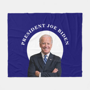 Präsident Joe Biden Portrait über Blue Fleecedecke