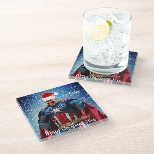 Präsident Joe Biden und Weihnachtsmannmütze Glasuntersetzer (Schrägansicht)