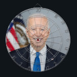 Präsident Joe Biden White House Portrait Dartscheibe<br><div class="desc">Das Foto erfasst einen Augenblick in der Zeit während des Ratsvorsitzes Joe Biden, dem 46. Präsidenten der Vereinigten Staaten. Sonnenlicht strömt durch ein Fenster und wirft ein warmes Licht auf die Figur eines Biden, der sicher in der Mitte des Rahmens stehend ist. Stehend hoch mit geraden Armen, eine Geste, die...</div>