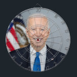 Präsident Joe Biden White House Portrait Dartscheibe<br><div class="desc">Das Foto erfasst einen Augenblick in der Zeit während des Ratsvorsitzes Joe Biden, dem 46. Präsidenten der Vereinigten Staaten. Sonnenlicht strömt durch ein Fenster und wirft ein warmes Licht auf die Figur eines Biden, der sicher in der Mitte des Rahmens stehend ist. Stehend hoch mit geraden Armen, eine Geste, die...</div>