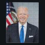 Präsident Joe Biden White House Portrait Puzzle<br><div class="desc">Das Foto erfasst einen Augenblick in der Zeit während des Ratsvorsitzes Joe Biden, dem 46. Präsidenten der Vereinigten Staaten. Sonnenlicht strömt durch ein Fenster und wirft ein warmes Licht auf die Figur eines Biden, der sicher in der Mitte des Rahmens stehend ist. Stehend hoch mit geraden Armen, eine Geste, die...</div>