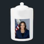 Präsident Kamala Harris USA 2024<br><div class="desc">Präsident Kamala Harris USA 2024 Im Namen des amerikanischen Volkes danke ich Joe Biden für seine außerordentliche Führungsrolle als Präsident der Vereinigten Staaten und für seinen jahrzehntelangen Einsatz in unserem Land. Sein bemerkenswertes Erbe der Errungenschaft ist in der modernen amerikanischen Geschichte unerreicht und übertrifft das Erbe vieler Präsidenten, die zwei...</div>